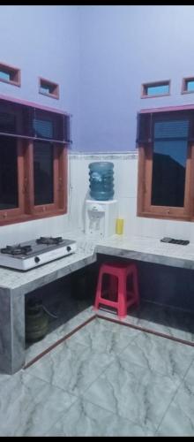TlekungにあるHomestay selviのキッチン(コンロ、赤いスツール付)