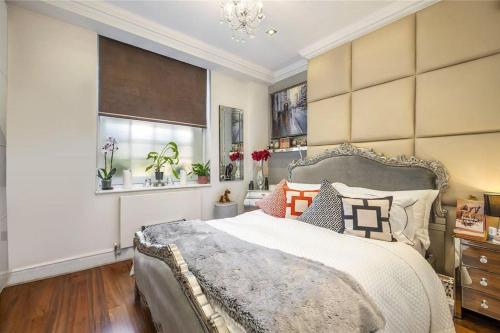 Tempat tidur dalam kamar di Gorgeous Flat 3 minute walk to Iconic Hyde Park