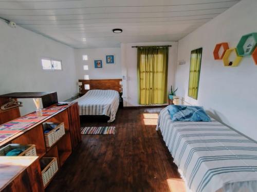 1 dormitorio con 2 camas y vestidor en Duplex El URUTAU en Puerto Iguazú