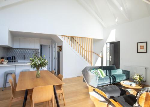 Χώρος καθιστικού στο Relax on Rimu