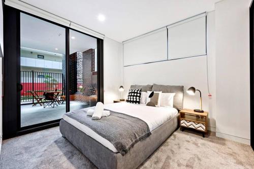 Comfy 1 Bedroom in Homebush tesisinde bir odada yatak veya yataklar