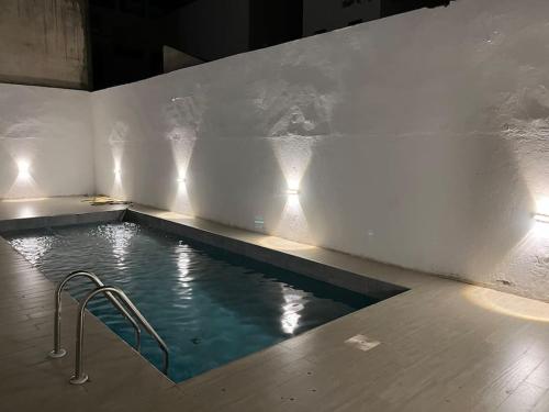 - une piscine avec une rampe dans la chambre dans l'établissement Villa Dakar 200 m plage, à Dakar