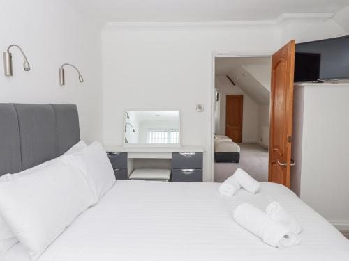 Postel nebo postele na pokoji v ubytování Flat 3 Channel View