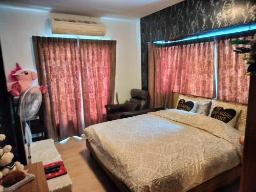 - une chambre avec un lit, une chaise et des rideaux dans l'établissement Friend's House, à Bangkok