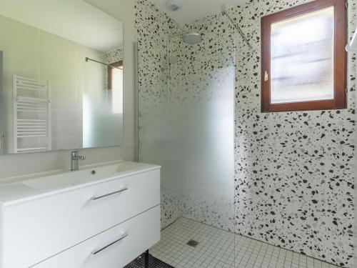 une salle de bain avec un lavabo et une douche dans l'établissement Maison rénovée 6 pers. à Biscarrosse - Clim, jardin, à proximité du lac & plages - FR-1-319-549, à Biscarrosse