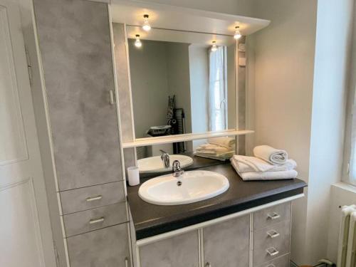 Ένα μπάνιο στο Gîte cosy avec terrasse privative, parking et WiFi - FR-1-491-443