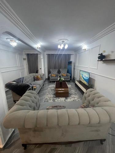 ein Wohnzimmer mit einem Sofa und einem Tisch in der Unterkunft Danin Real-estates in Douala