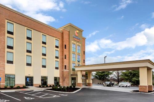 an image of a hotel with a parking lot at Comfort Suites in Bowling Green