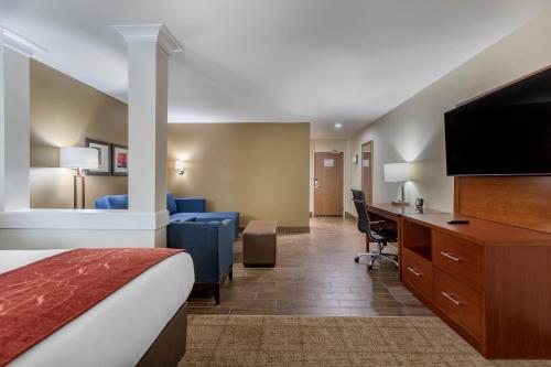 Habitación de hotel con cama y escritorio en Comfort Suites, en Bowling Green