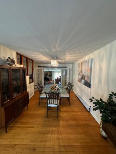 a dining room with a table and chairs at Tumbaros in Albany