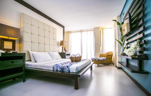 - une chambre avec un lit et une commode dans l'établissement Puerto Del Sol Beach Resort and Hotel Club Bolinao Pangasinan, à Bolinao