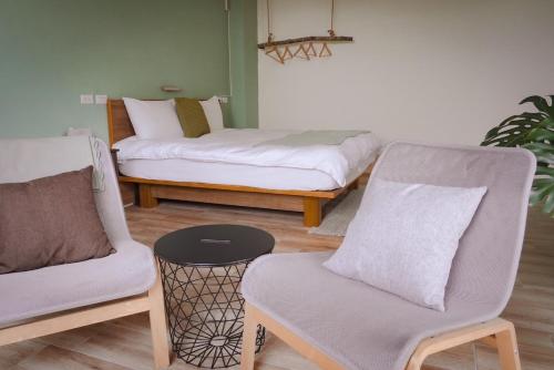 - un salon avec deux chaises et un canapé dans l'établissement 富士A’tolan, à Fushan