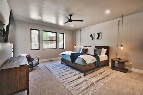 Ένα ή περισσότερα κρεβάτια σε δωμάτιο στο Luxury Jordanelle New Home, 5 mins to Deer Valley