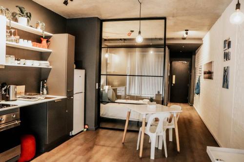 eine Küche und ein Esszimmer mit einem Tisch und Stühlen in der Unterkunft Modern Wex 831 in Kapstadt