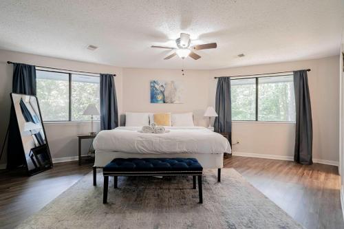 Schlafzimmer mit einem Bett und einem Deckenventilator in der Unterkunft Opulent Octagonal Oasis with Spiral Stairs-Minutes to Base in Columbia