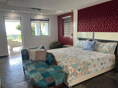 1 dormitorio con 1 cama grande y 1 sofá en Villa-Fede 4 habitaciones en Rio San Juan en Río San Juan