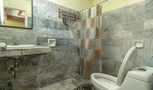 łazienka z toaletą i umywalką w obiekcie One Alo Hotel and Resort by Hiverooms w mieście Manaoag
