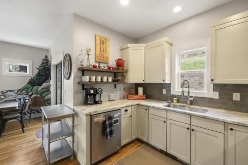 Dapur atau dapur kecil di Swannanoa Serenity River Motif, Spa & Game Room