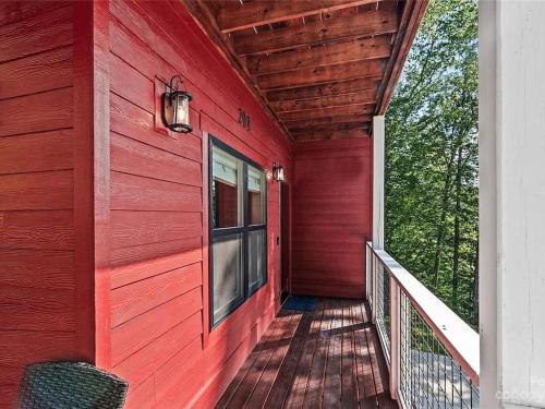 Balkoni atau teres di Swannanoa Serenity River Motif, Spa & Game Room