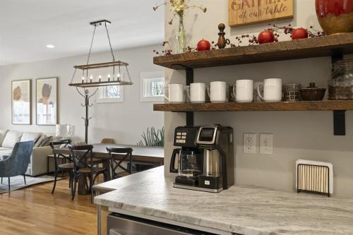 Dapur atau dapur kecil di Swannanoa Serenity River Motif, Spa & Game Room