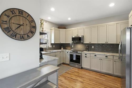 Dapur atau dapur kecil di Swannanoa Serenity River Motif, Spa & Game Room