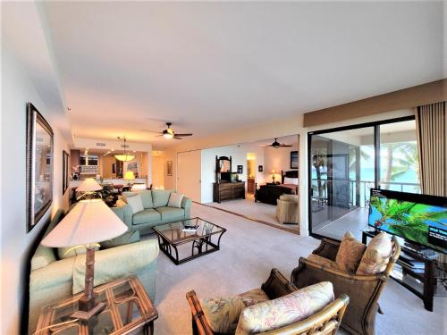 Et opholdsområde på Ocean front remodeled corner unit w/ ac - sk234