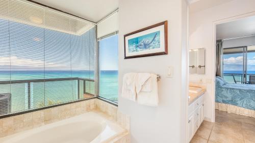 Et badeværelse på Ocean view, corner, Ac & Remodeled! sk272