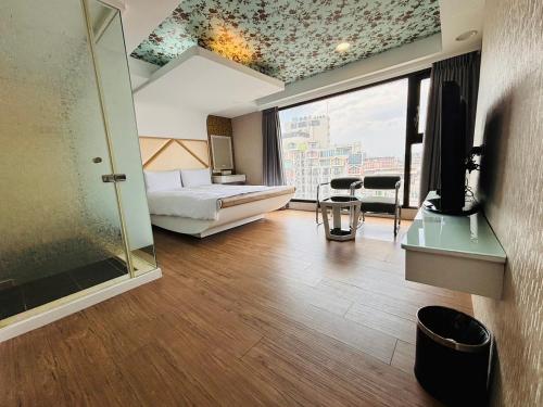 um quarto de hotel com uma cama e uma janela em 幸福星空親子精品旅館 em Luodong
