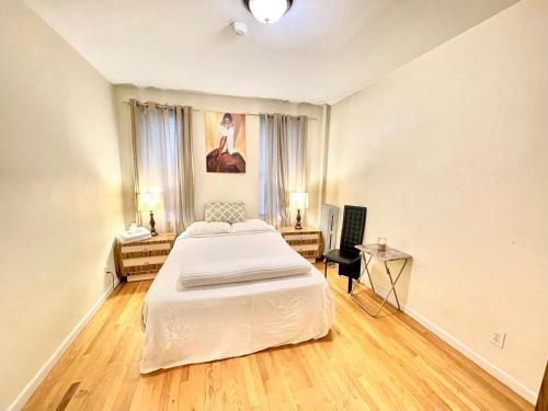 1 dormitorio con 1 cama y una pintura en la pared en The Manhattan Central Park Times Square Stays en Nueva York