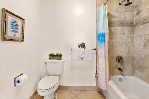 Et badeværelse på Remodeled unit ocean view - sk336 - Sullivan Properties