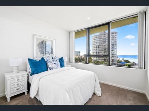 1 dormitorio con cama y ventana grande en Magnoli Apartments - Hosted by Burleigh Letting en Gold Coast