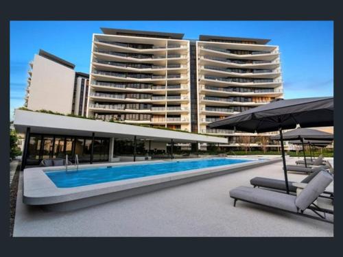 una piscina frente a dos edificios altos en Magnoli Apartments - Hosted by Burleigh Letting en Gold Coast