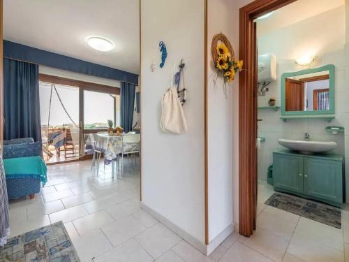 baño con lavabo y habitación con mesa en Property in Stintino SS, en Villa Sirena