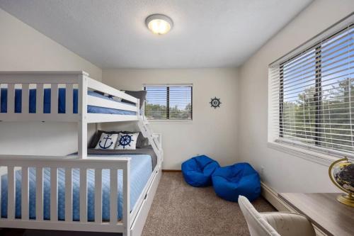 ein Schlafzimmer mit Etagenbett und Fenster in der Unterkunft 2 Bella Vista Cottages near Cannonsburg w Parking in Rockford