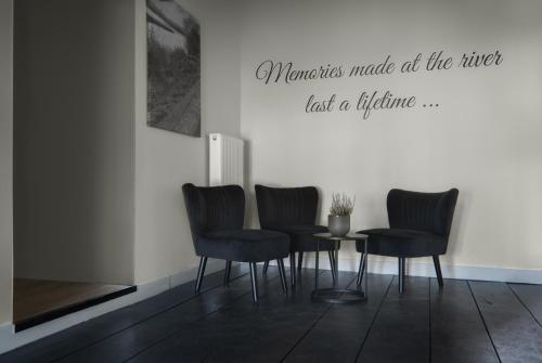 a table with chairs and a sign that reads memories made at the intersection least at Het Maashuis in Maasmechelen