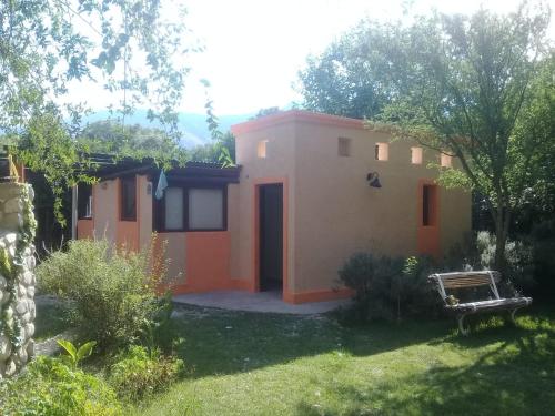 ein Haus mit einem Hof mit einer Bank davor in der Unterkunft Architerra in San Javier