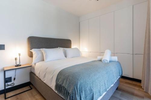 Кровать или кровати в номере Sea Point - 17 Hall Rd, 301 - Modern 1 Bedroom Apartment in Central Sea Point close to Beaches