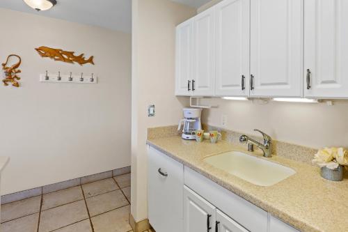 Køkken eller tekøkken på Direct Oceanfront One Bedroom vi310 - Sullivan