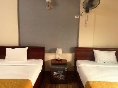 Tempat tidur dalam kamar di Khách sạn HOÀ BÌNH QUẢNG TRỊ