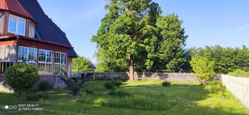 a house with a yard next to a fence at Raudtee in Viljandi