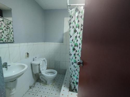 Hostal El Pilar في ليما: حمام مع مرحاض ومغسلة