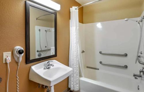 Ένα μπάνιο στο Relax Suites Extended Stay - La Mirada