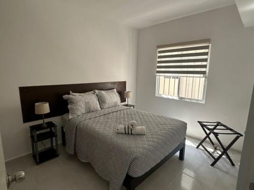 - une chambre avec un lit et 2 serviettes dans l'établissement MOJO DOJO MAYAKOBA, à Playa del Carmen