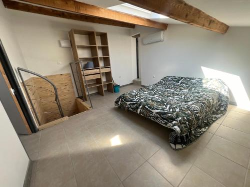una camera con un letto nell'angolo di una stanza di Couderc a Viviers
