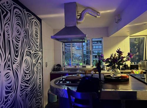 Art Apartment في سانتياغو: مطبخ مع طاولة وموقد فرن علوي