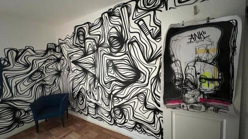 um quarto com um mural preto e branco na parede em Art Apartment em Santiago