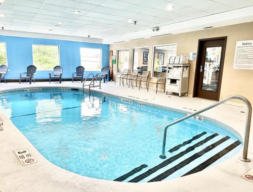 梅里登的住宿－梅里登套房智選假日酒店，在酒店房间的一个大型游泳池