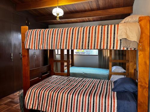 Yanahuara的住宿－T'ikary Wasi Hostel，房屋内设有一间带两张双层床的卧室