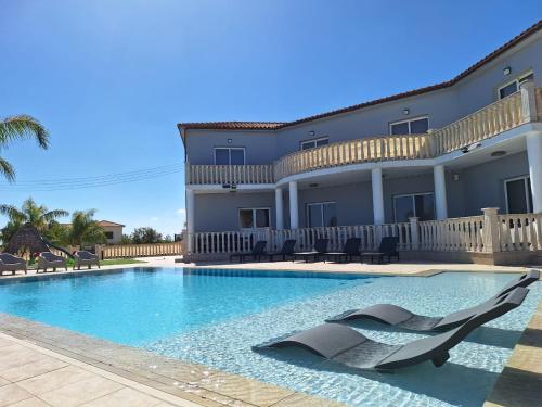 Bazén v ubytování Grand villa Lynn seaview Ayia Napa nebo v jeho okolí