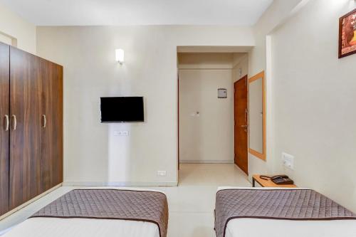 TV a/nebo společenská místnost v ubytování UPAR Hotels Nearby Bagmane Tech Park